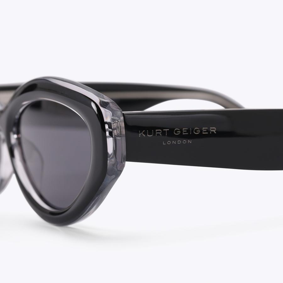 まゆげ　CGRY／BLK M KENSINGTON SM CAT-EYE Black Acetate Sunglasses by Kurt Geiger London