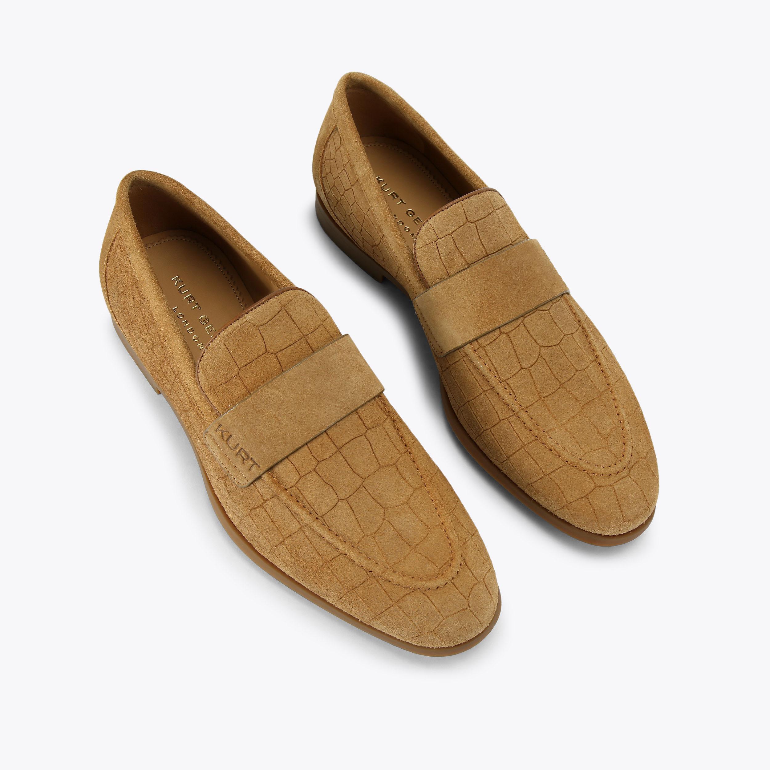 GQ　クローディアシファー ALDGATE FLEX Camel Croc Suede Leather Shoe by Kurt Geiger London
